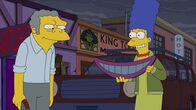 Die Simpsons – Die Beziehung zu Homer leidet. Marge (r.) ist zunehmend gestresst und macht sich auch noch jede Menge Feinde: Sie fährt Leute für Geld durch Springfield - so auch Moe (l.) ...