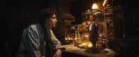 Wonka – v.li.: Willy Wonka (Timothée Chalamet), Lofty, der Umpa-Lumpa (Hugh Grant).