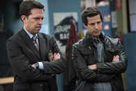 Brooklyn Nine-Nine – Jack Danger (Ed Helms, l.); Jake Peralta (Andy Samberg, r.)