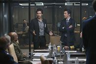 Salvation – Eigentlich hatte Darius (Santiago Cabrera, l.) auf die volle Unterstützung von Harris (Ian Anthony Dale, r.) und der US-Regierung gehofft, doch schnell wird ihm und auch Grace bewusst, dass er sich bei der Rettung der Menschheit nicht auf die Regierung verlassen kann ...