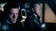 Last Hitman – Adam (Jack O'Connell) und Roy (Tim Roth) stecken plötzlich in einem Schlamassel aus Menschenhandel, Mord und miserablem Wetter.