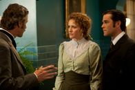 Murdoch Mysteries – Von links nach rechts: Helene Joy (Dr. Julia Ogden), Yannick Bisson (Detective Murdoch)