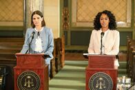 All Rise - Die Richterin – Maggie Palmer (Suzanne Cryer, l.); Lola Carmichael (Simone Missick, r.)