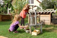 Ich bin Ich – Lina und Lea stellen mit der Saftpresse leckeren Obstsaft her.