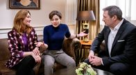 Sturm der Liebe – Eleni (Dorothée Neff, M.) ist überrumpelt, als Alexandra (Daniela Kiefer, l.) vorschlägt, dass Christoph (Dieter Bach, r.) sie auf die Geschäftsreise begleitet.