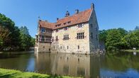 Wunderschön! (WDR) – Eine Station auf der Friedensroute zwischen Münster und Osnabrück: Burg Vischering, als Trutzburg im 13. Jh. gegründet, beherbergt heute das Münsterlandmuseum. Sie gilt als eine der ältesten und besterhaltenen Anlagen.