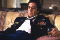 Der Duft der Frauen – Stilvoll in Uniform mit einer Kugel im Kopf: Das ist Franks (Al Pacino) Vorstellung, wie er seine Reise nach New York beenden möchte ...