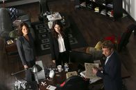 The Mentalist – Für die Detektive Fischer (Emily Swallow, l.), Lisbon (Robin Tunney, M.) und Jane (Simon Baker, r.) steht ein neuer kniffliger Fall an. Ein High-Tech-Kartograph wurde ermordet ...