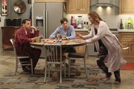 Two and a Half Men – Während Alan (Jon Cryer, l.) in Erwägung zieht, wieder mit Judith zusammenzukommen, was Walden (Ashton Kutcher, M.) gar nicht gefällt, hat Jenny (Amber Tamblyn, r.) Liebeskummer wegen Brooke ...