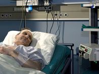 In aller Freundschaft – Prof. Hanno Hinze (Karl Kranzkowski) hat seinen Lebenswillen verloren. Er manipuliert die Dosis einer Infusion so, dass es ihn in Lebensgefahr bringt.
