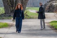 Sturm der Liebe – Fanny (Johanna Graen, l.) erzählt Yannik (Jo Weil, r.) nichts von ihrer Kuss-Beobachtung, um erst mit Kilian zu sprechen.