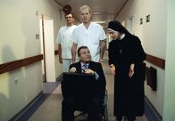 Um Himmels Willen – MDR Fernsehen UM HIMMELS WILLEN IV. STAFFEL FOLGE 47, "Bis aufs Mark" Uhr. Der wankelmütige Knochenmarkspender Wöller (Fritz Wepper, 3.v.r.) wird im Rollstuhl zur Untersuchung gefahren. Schwester Lotte (r.) redet dem angstgeschüttelten Bürgermeister gut zu.
