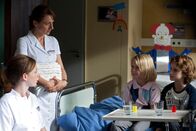 Wunschkind – Die Praktikantin Carolin (Carolyn Genzkow, li) und Schwester Louisa (Christina Große) kümmern sich aufmerksam um ihren kleinen Patienten Linus (Michael Hecker, 2.v.r.) und Elvis (Lennard Schulz, re.).