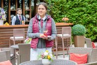 Sturm der Liebe – Maxi (Katharina Scheuba) will ihr schlechtes Gewissen ausblenden und glücklich sein.