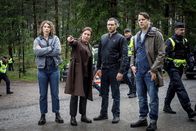 Kommissar Beck – Jenny (Anna Asp, l.), Alex (Jennie Silfverhjelm, 2.v.l.), Josef (Martin Wallström, 2.v.r.) und Oskar (Måns Nathanaelson, r.) aus dem Beck-Team suchen nach den verschwundenen Jugendlichen.