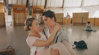 Find me in Paris – Max (Rory J. Saper) hat Lena (Jessica Lord) aufgefangen, sonst wäre sie gestürzt. Max scheint ihr zu gefallen.