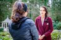 Sturm der Liebe – Stella (Daniela Galbo, r.) ist geschockt, als Lale (Yeliz Simsek, l.) auf Abstand von ihr geht.