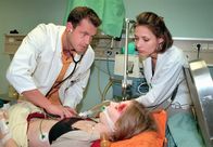 In aller Freundschaft – Paula Engel in der Notaufnahme - die Ärzte Maia Dietz (Ina Rudolph, re.) und Achim Kreutzer (Joachim Kretzer) untersuchen die Patientin.