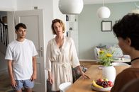 SOKO Stuttgart – Erwischt! Student Konstantin Alt (Doga Görer, l.) und seine Dozentin Maren Wagner (Julia Stinshoff, M.) haben nicht mit Nele Beckers (Nina Siewert, r.) Besuch gerechnet. Ihre Liaison wirft neue Fragen im Mordfall auf – das Opfer war nämlich Konstantins Freundin. Stoßen die Ermittler auf noch mehr Geheimnisse?
