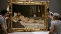 In den Uffizien – Die "Venus von Urbino" von Tizian wird umgehängt. Als eines der berühmtesten Bilder der Uffizien bekommt sie einen wirkungsmächtigen Platz vor tiefgrünem Hintergrund.