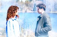 Sturm der Liebe – Fanny (Johanna Graen, l.) träumt, dass Kilian (Anthony Paul, r.) sich in Larissa verliebt hat.
