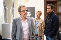 Akte Ex – Kristina Katzer (Isabell Gerschke, M.) und Lukas Hundt (Oliver Franck, r.) haben herausgefunden, dass Schönheitschirurg Dr. Balthasar von Walthausen (Paul Frielinghaus, l.) ein Verhältnis mit dem Mordopfer hatte.