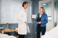 In aller Freundschaft – Es stellt sich heraus, dass die Frau, mit der Dr. Martin Stein (Bernhard Bettermann) am Fahrstuhl zusammengestoßen ist, die Mutter seiner sehr viel jüngeren Freundin Nina ist. Als Petra Minou (Birge Schade) das ihrerseits auch klar wird, ist ihre Freundlichkeit der ersten Begegnung verschwunden.