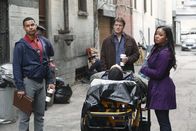 Castle – Spekulieren am Tatort, wie und warum der junge Mann ermordet wurde: Lanie Parish (Tamala Jones, r.), Javier Esposito (Jon Huertas, l.) und Richard Castle (Nathan Fillion, M.)