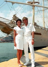 Unter weißen Segeln – Kapitän Bernd Jensen (Horst Janson) und seine neue Cruisedirektorin Saskia (Gerit Kling).