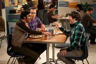 The Big Bang Theory – Während Priya Leonards Leben verändert, treibt Howard (Simon Helberg, r.) seine Freunde Raj (Kunal Nayyar, l.) und Sheldon (Jim Parsons, M.) fast in den Wahnsinn ...