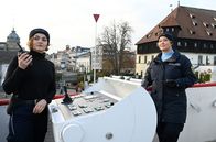 WaPo Bodensee – Julia Demmler (Wendy Güntensperger, l.) und Nele Fehrenbach (Floriane Daniel, r.) wurden gerufen, um einen pöbelnden Passagier von einer Fähre zu holen. Doch bevor sie realisieren, dass es diesen nicht gibt, legt die Fähre schon ab.