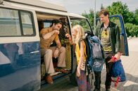 Das doppelte Lottchen – Luise (Mia Lohmann) verabschiedet sich von Freund Mo (Oliver Wnuk). Ihr Vater Jan (Florian Stetter) bringt sie in den Ferienhort.