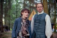 Outlander - Die Highland-Saga – Josiah/Kezzie Beardsley (Paul Gorman, l.), Jamie (Sam Heughan) Die Verwendung des sendungsbezogenen Materials ist nur mit dem Hinweis und Verlinkung auf TVNOW gestattet.