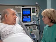 In aller Freundschaft – Für den Fall, dass bei der Operation etwas schief gehen sollte, erzählt Eduard Runge (Jochen Senf) seiner Frau Annerose (Madeleine Lierck-Wien) von einer Patientenverfügung und einer schon organisierten Grabstelle. Annerose ist schockiert, dass sie erst jetzt davon erfährt.