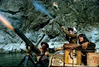 Mit Dynamit und frommen Sprüchen – Feuer frei für Rooster Cogburn (John Wayne, l.), Eula (Katharine Hepburn) und ihren treuen Indianer-Freund Wolf (Richard Romancito).