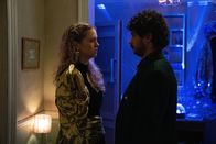 Extraordinary – Carrie (Sofia Oxenham) weiß, dass sie mit Kash (Bilal Hasna) nicht mehr glücklich ist, doch der Gedanke, die Beziehung ausgerechnet auf der von ihm organisierten Party zu beenden, lässt sie zögern und mit sich ringen.