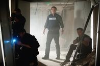Castle – Während sie versuchen, der vor ihnen gefesselten Frau das Leben zu retten, können Castle (Nathan Fillion, 2.v.r.) und Kevin (Seamus Dever, r.) ihren Augen nicht trauen ...