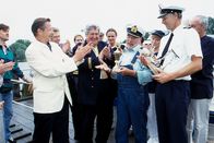 Löwenzahn Classics – Peter (Peter Lustig, 2.v.r.) erhält für sein solarbetriebenes Boot den ersten Preis der Bärstädter Pfützenregatta.