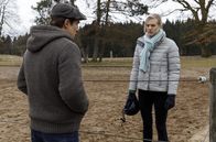 Sturm der Liebe – Viktor (Sebastian Fischer, l.) schwört, Alicia (Larissa Marolt, r.) die Wahrheit darüber zu sagen, was Christoph Xenia angetan haben soll.