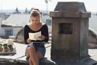 Find me in Paris – Lena (Jessica Lord) liest an ihrem Lieblingsplatz auf dem Dach der Pariser Oper einen Brief von ihrer Mutter Prinzessin Alexandra. Darin warnt die Mutter sie vor den Agenten der Zeitreisenbehörde. Zu spät, denn die Agenten sind Lena bereits auf den Fersen.