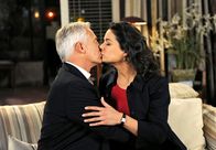 Rote Rosen – ARD ROTE ROSEN FOLGE 1198 Uhr im ERSTEN. Bei den Vorbereitungen für Annes (Caroline Kiesewetter, r.) Trauungsprüfung, kommt es zwischen ihr und Thomas (Gerry Hungbauer, r.) zu einem innigen Kuss.