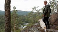 Jäger - Tödliche Gier – Stockholmer Ex-Kommissar Erik Bäckström (Rolf Lassgård) will sich in seiner nordschwedischen Heimat zur Ruhe setzen.