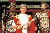 Monty Python's - Das Leben des Brian – Der grimmige Pontius Pilatus (Michael Palin, Mi.), der Befehlshaber der Palastwache (John Cleese, li.) und der hohe Gast aus Rom (Terry Jones, re.) sind von Brians Eskapaden nicht sehr begeistert.