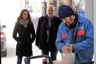 Der Alte – Hauptkommissar Voss (Jan-Gregor Kremp, M.) und seine Kollegin Annabell Lorenz (Stephanie Stumph, l.) statten Hans Huber (Max Schmidt, r.) in seiner KFZ-Werkstadt einen Besuch ab, um ihn erneut zu befragen.