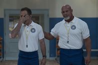 The Goldbergs – Mr. Mellor (Bryan Callen, l.); Coach Nick (Bill Goldberg, r.)