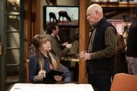 Last Man Standing – Kristin Baxter (Amanda Fuller, l.); Ed Alzate (Hector Elizondo, r.)