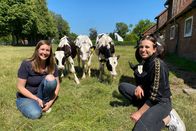 P.M. Wissen – Annika Krause (links) und Annkatrin Pahl vom Institut für Nutztierbiologie in Dummerstorf bei Rostock. Die Verhaltensbiologinnen untersuchen die soziale Bindung unter Kühen.