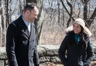 Elementary – Wer ist der Mörder von Zach Piller, einem Mann, der früher in Afghanistan Aufklärungsdrohnen geflogen hat? Holmes (Jonny Lee Miller, l.) und Watson (Lucy Liu, r.) ermitteln ...