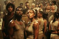 The Matrix Revolutions – Verzweifelt versuchen die Zion-Soldaten mit Hilfe mutiger Zivilisten wie Zee (Nona Gaye, r.) und Link (Harold Perrineau, l.) die Invasion der Wächter zu stoppen, die sich schier unaufhaltsam in ihre Festung bohren