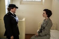 Father Brown – Frances Whittaker (Vicky Entwistle, l.) kann die überhebliche Katherine Corven (Kate O'Flynn, r.) nicht ausstehen und zeigt ihr das sehr deutlich.